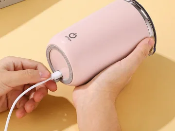 Саморазбъркваща термочаша 350 мл със стомана 304 и USB-C — розова