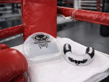 Протектор за зъби за бокс и MMA с кутия – черен и прозрачен