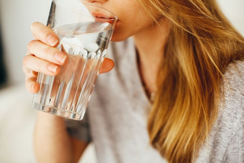 Колко вода трябва да пиете преди хранене, за да загубите 1 кг за месец без диета