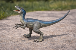 Динозавър със звук и светлини - Velociraptor - 34 см.