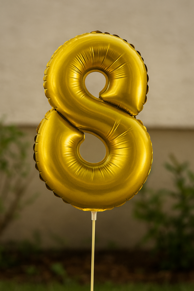 Парти балон - златист - цифра 8 - 30 х 12 см.