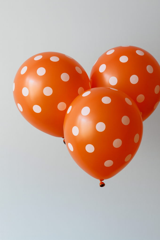 Парти балони - оранжеви - бели точки - 23 см. - 10 бр.