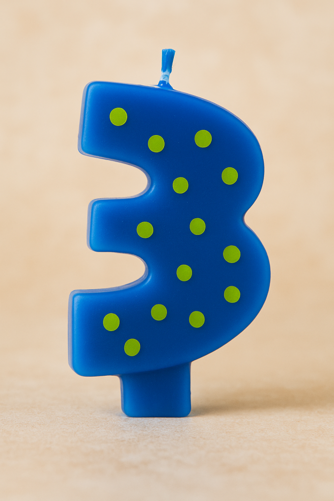 Свещ за торта - цифра 3 - синя - точки