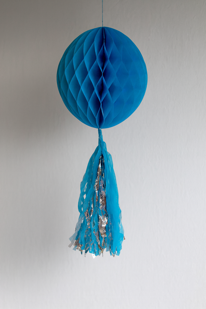 Парти декоративна топка - синя - 55 х 25 см.