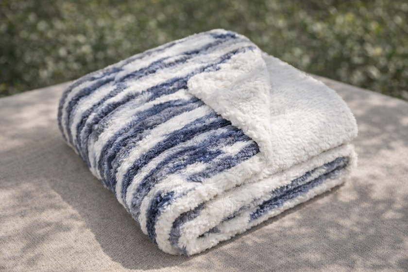 Кувертюра за диван или фотьойл - Синьо и Бяло - 160 x 130 см.