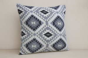 Възглавница за диван - Aztec (черно-бяла)
