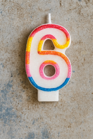 Свещ за торта - цифра 6 - цветна - брокат