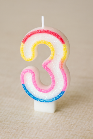 Свещ за торта - цифра 3 - цветна - брокат