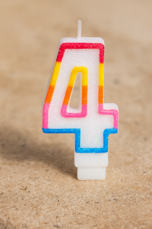 Свещ за торта - цифра 4 - цветна - брокат