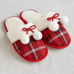 Дамски Коледни чехли - Червено каре с помпони - Различни размери